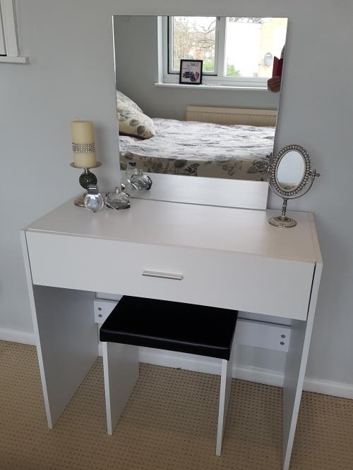 Dressing table flat pack assembly